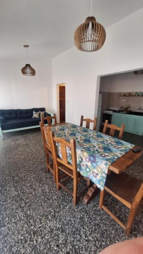La casa, alquiler temporario - casa completa con cochera y patio- parrilla